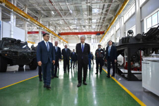 Глава государства посетил завод бронетехники нового поколения полного цикла