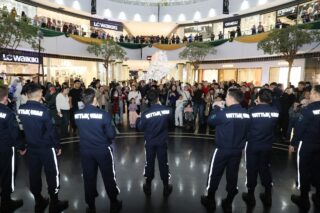 Военнослужащие Нацгвардии наполнили столицу новогодним настроением