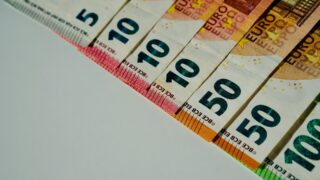 Сколько стоят доллар, евро и рубль в обменниках 1 декабря 2025 года?