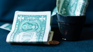 Сколько стоят доллар, евро и рубль в обменниках 5 декабря 2025 года?