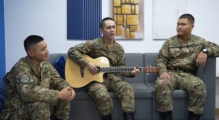 В армию со своей гитарой: история талантливого солдата