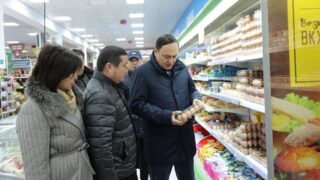 Аким Жамбылской области проверил цены в торговых сетях