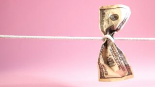 Сколько стоят доллар, евро и рубль в обменниках 30 января 2026 года?