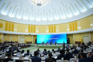 Госслужащих в Казахстане начали обучать работе с ИИ по программе «AI Governance 500»