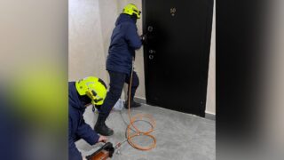 В Казахстане сотрудники МЧС спасли ребенка, вскрыв дверь квартиры