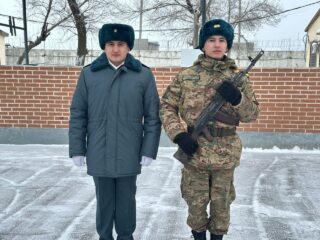 Офицер Национальной гвардии принял Военную присягу у родного младшего брата