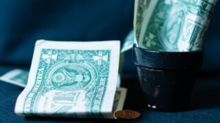 Сколько стоят доллар, евро и рубль в обменниках 12 января 2026 года?