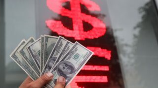 Сколько стоят доллар, евро и рубль в обменниках 19 января 2026 года?