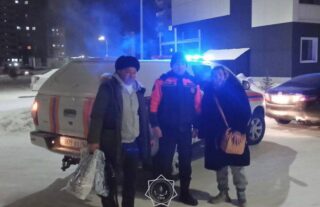 В Восточном Казахстане спасатели помогли путникам, застрявшим в сильный мороз