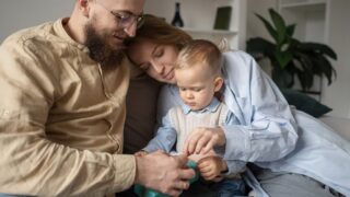 В Казахстане будут зачитывать уход за детьми в стаж для всех родителей