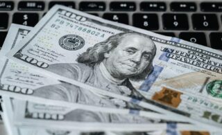 Сколько стоят доллар, евро и рубль в обменниках 17 февраля 2026 года?