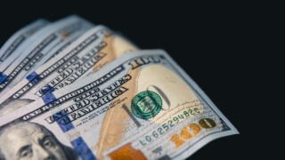 Сколько стоят доллар, евро и рубль в обменниках 1 марта 2026 года?