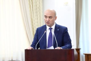 В «КазАвтоЖоле» назвали среднюю зарплату сотрудников и доход руководителя