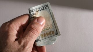 Сколько стоят доллар, евро и рубль в обменниках 2 марта 2026 года?