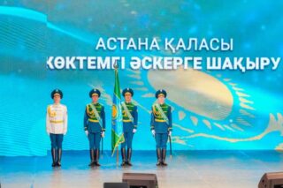 «Защита Родины — дело настоящих мужчин!»: в Астане проводили в армию очередную группу молодых людей