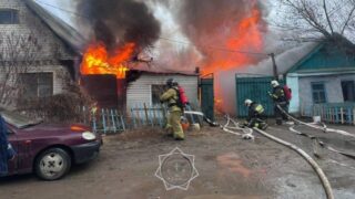 Пожар в Уральске: спасатели вывели женщину из горящего дома