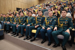 Гвардейцы провели патриотическую встречу со школьниками в Астане