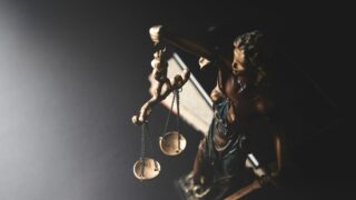 Следил за женщиной и заглядывал в окна: суд Атырауской области вынес приговор за сталкинг