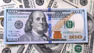 Сколько стоят доллар, евро и рубль в обменниках 15 апреля 2026 года?