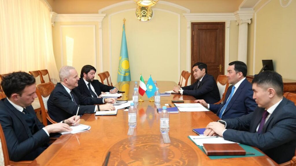 В Жанаозене запустят гибридную электростанцию с солнечной и ветровой энергией