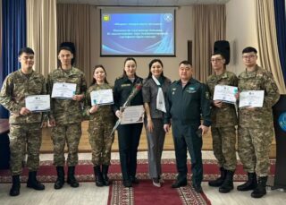 В Караганде гвардейцам вручили сертификаты по казахскому языку