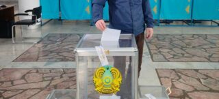 Референдум в Казахстане: к 14:00 свои голоса отдали более 6,4 миллиона человек