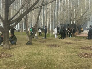 Экоакция «Таза Казахстан»: субботник провели на площади Защитников Отечества в Астане