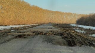 В ВКО продолжают ремонт дороги до границы с Россией