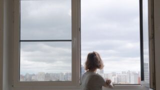 Генпрокуратура РК напомнила о риске падения детей из окон