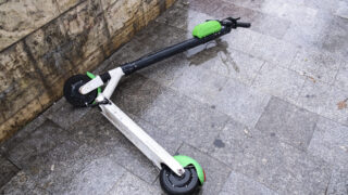 В Алматы будут забирать самокаты, брошенные на улице — решение полиции