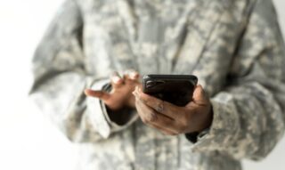 Использование военнослужащими Казахстана мобильных телефонов допускается в личное время