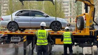 В Астане за нарушения парковки автомобили увозят на спецстоянки