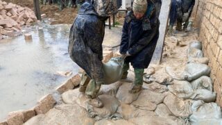 Военнослужащие Нацгвардии ликвидируют последствия подтопления в Жанаозене