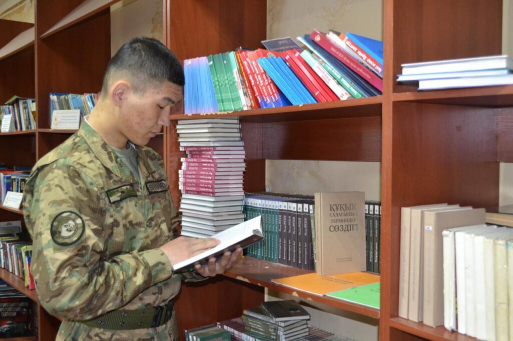 Иллюстрация — Гвардейцы отметили День национальной книги в Уральске