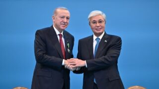 Токаев вручил Эрдогану орден Qoja Ahmet Yasaui