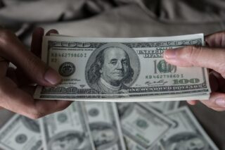 Сколько стоят доллар, евро и рубль в обменниках 16 мая 2026 года?