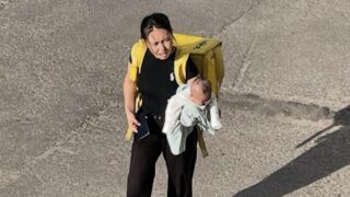 Курьер с ребенком: семья переехала в Шымкент