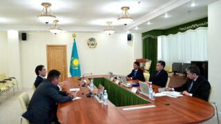 Партия «Әділет» предложила выдавать закредитованным казахстанцам товарные кредиты вместо денег
