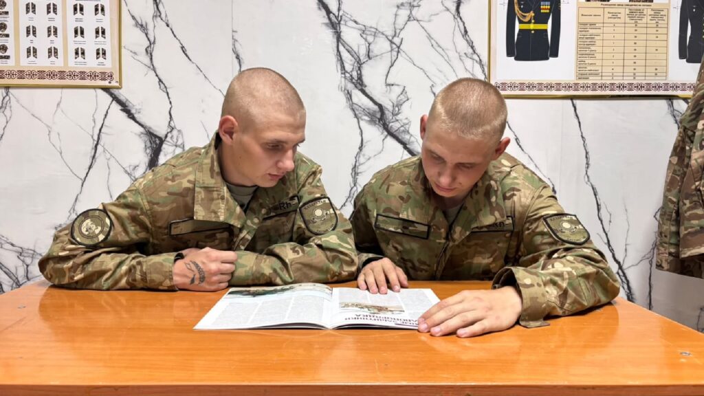 Иллюстрация — Братья-близнецы из Кокшетау вместе проходят службу в Национальной гвардии
