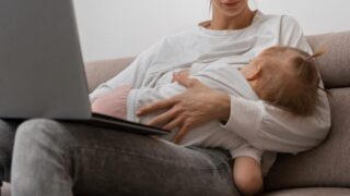 Задержки декретных выплат некоторым казахстанкам объяснили в Минтруда