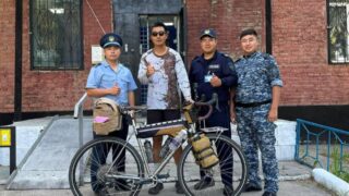 Велотурист из Китая позвонил в 102 ночью — помощь пришла неожиданно быстро
