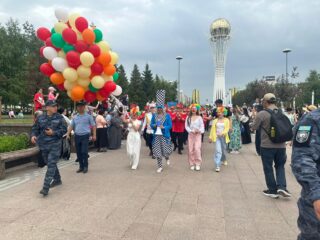 Яркий парад улыбок: в Астане прошло красочное Шествие клоунов