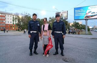 В Жанаозене гвардейцы помогли вернуть потерявшегося ребёнка родителям