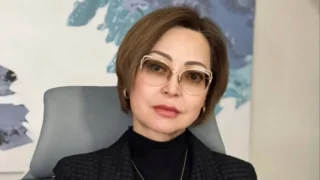 Читала мантры. Появилось видео с обыска у бывшего главного редактора «Орды» Гульнары Бажкеновой