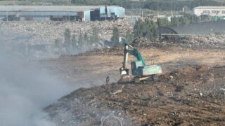 Около 120 человек тушат пожар на полигоне отходов в Астане