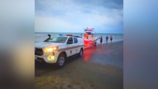 Троих мужчин спасли в Каспийском море