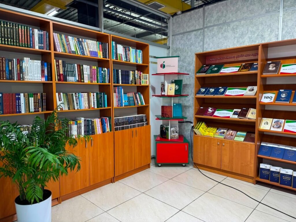 Иллюстрация — В Алматы впервые открылся пункт книговыдачи в торговом центре