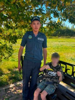 Крючок застрял в руке: гвардеец Астаны первым пришёл на помощь ребёнку