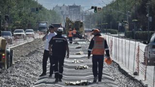 На улице Момышулы в Алматы начали укладывать рельсы ЛРТ
