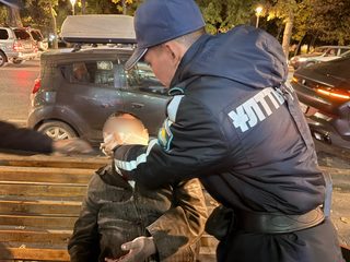 В Алматы гвардейцы оказали помощь мужчине, потерявшему сознание